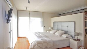 A bedroom with a bed, bedside tables, a wardrobe, and a window. - Club Villamar - Fully detaches 8-persons vila, ideal for families at only 4 kilometers away from ... (Mont Ras)