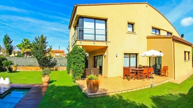 A modern two-story house with a patio, a swimming pool, and a well-maintained lawn. - Club Villamar - Fully detaches 8-persons vila, ideal for families at only 4 kilometers away from ... (Mont Ras)