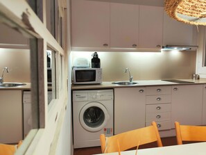Fridge, microwave, stovetop, coffee/tea maker - R.G. Central , Tranquil 1BR apt. 2BEDS. La Rambla! (Barcelona)