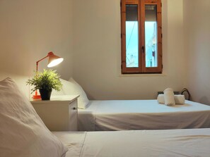 1 bedroom, iron/ironing board, WiFi, bed sheets - R.G. Central , Tranquil 1BR apt. 2BEDS. La Rambla! (Barcelona)
