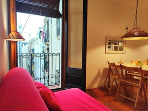 TV - R.G. Central , Tranquil 1BR apt. 2BEDS. La Rambla! (Barcelona)