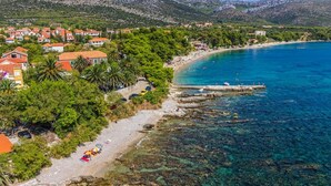 Una cittadina costiera con spiaggia, mare cristallino e costa rocciosa.