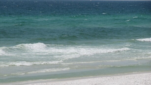 Une plage où les vagues se brisent près du rivage.