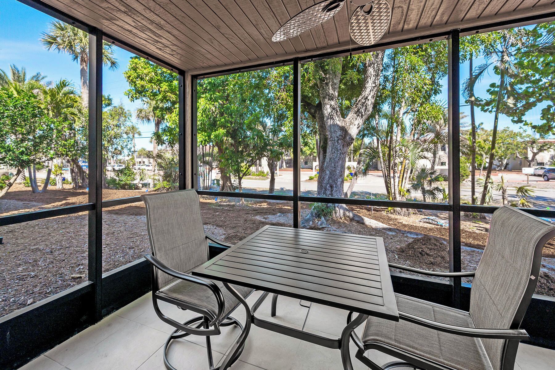 屋外ダイニングエリア