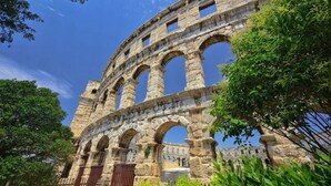An ancient stone amphitheater with multiple arches and a central stage, surrounded by lush greenery. - Apartment in Medulin with Terrace, Air condition, WIFI, Washing machine (64-3) (Medulin)