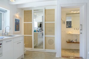 Frigorífico, microondas, lavavajillas y cafetera o tetera