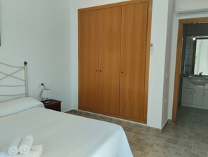 2 bedrooms, iron/ironing board, free WiFi