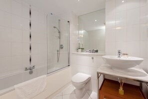 Bañera, secador de pelo, toallas