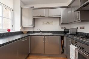 Fridge, microwave, oven, stovetop - College Street Apartment - Merchant City (Glasgow)