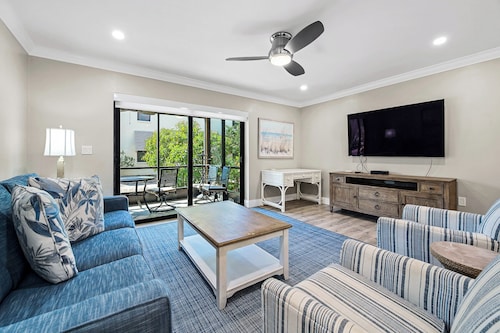 Newly Renovated Garden View 2 bed, 2 bath at Sanibel Moorings #811