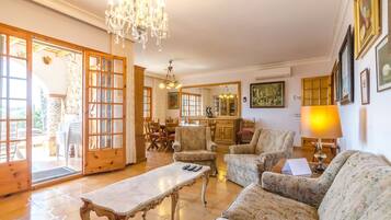 Een televisie en een open haard