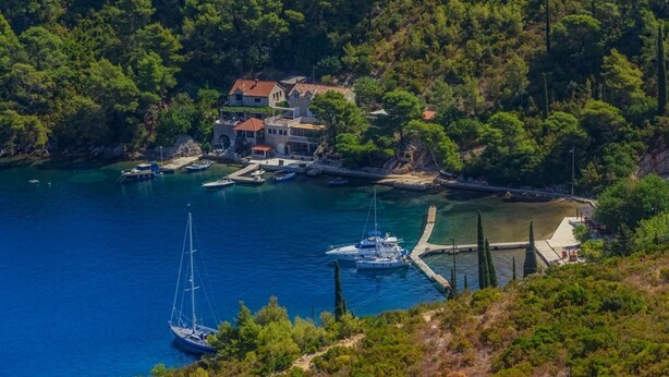 Uma vila costeira com um porto, casas e barcos.