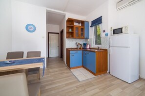 Geladeira, micro-ondas, cooktop, cafeteira/chaleira