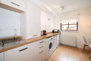 Fridge, microwave, oven, stovetop - Greyfriars Court - Merchant City, Parking available (Glasgow)