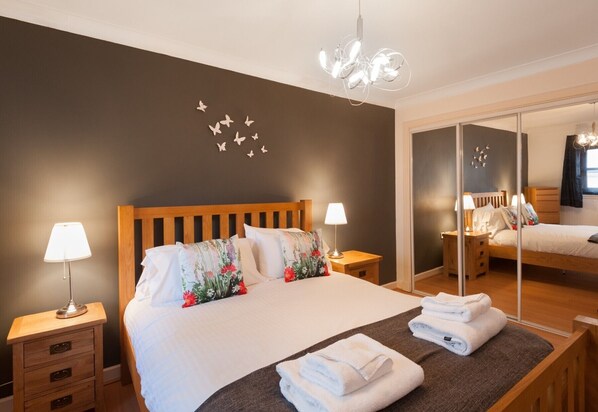 2 bedrooms, iron/ironing board, Internet, bed sheets - Greyfriars Court - Merchant City, Parking available (Glasgow)