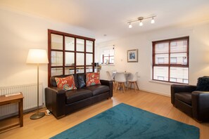 TV - Greyfriars Court - Merchant City, Parking available (Glasgow)