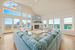 TV connectée, lecteur de DVD, table de tennis de table, livres