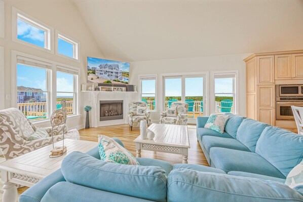 TV connectée, lecteur de DVD, table de tennis de table, livres