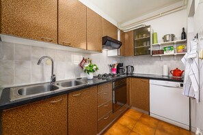 Réfrigérateur, four, plaque de cuisson, lave-vaisselle