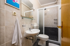 Badewanne, Whirlpool, Haartrockner, Handtücher