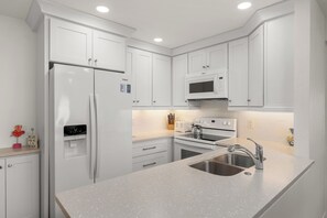 Kylskåp, mikrovågsugn, ugn och spishäll