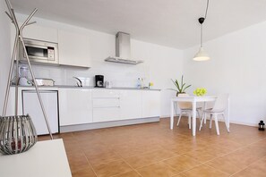 Fridge, microwave, coffee/tea maker, electric kettle