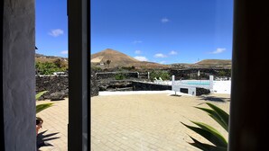 Vue d'un espace piscine avec une montagne en arrière-plan.