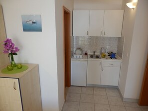 Fridge, electric kettle, cookware/dishes/utensils - Studio apartment in Duće with Seaview, Balcony, Air condition, WIFI (4173-8) (Duce)