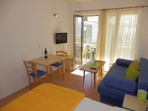 TV - Studio apartment in Duće with Seaview, Balcony, Air condition, WIFI (4173-8) (Duce)