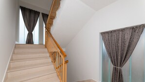 A staircase with wooden railings leading to a landing. - Apartment in Supetar with Terrace, Air condition, WIFI (3553-2) (Supetar)