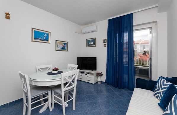 TV - Apartment in Supetar with Terrace, Air condition, WIFI (3553-2) (Supetar)