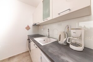 Fridge, oven, stovetop, dishwasher