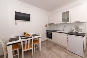 冷蔵庫、オーブン、コンロ、食器洗い機