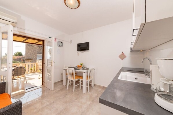 Fridge, oven, stovetop, dishwasher