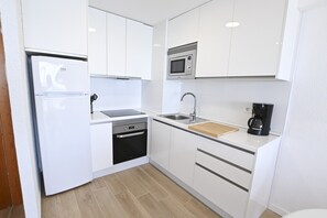 Een koelkast, een microgolfoven, een oven, een kookplaat