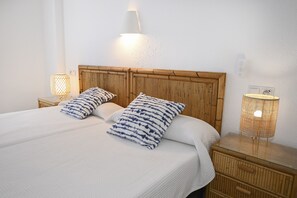 1 slaapkamer, een strijkplank/strijkijzer, wifi (toeslag), beddengoed