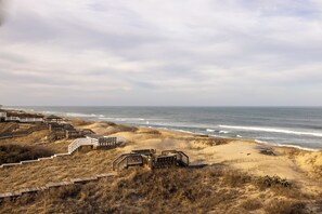 På stranden