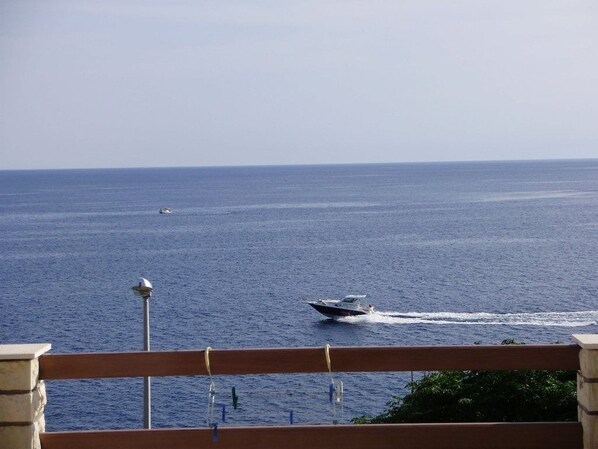 Vista del mar con un barco navegando.