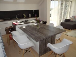 Kylskåp, ugn, diskmaskin och grytor/köksredskap