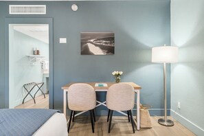 1 habitación, escritorio, tabla de planchar con plancha y wifi gratis 