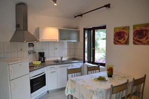 Réfrigérateur, micro-ondes, plaque de cuisson, lave-vaisselle