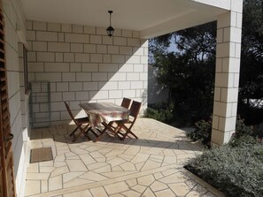 تناول الطعام بالخارج