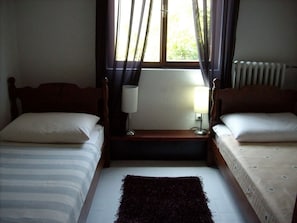 2 bedrooms, iron/ironing board, free WiFi, bed sheets