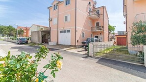 A multi-story residential building with a balcony on the second floor. - Apartment in Vodice with Terrace, Air condition, WIFI (4441-3) (Vodice)