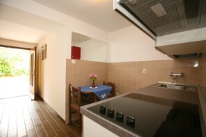 ثلاجة، ميكروويف، موقد طهي مسطح، غسالة أطباق