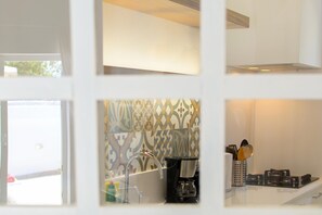 Een koelkast, een microgolfoven, een oven, een vaatwasser