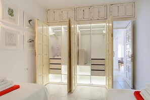 2 slaapkamers, een kluis op de kamer, een strijkplank/strijkijzer