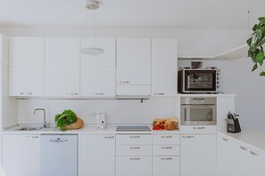 Kühlschrank, Mikrowelle, Ofen, Geschirrspüler