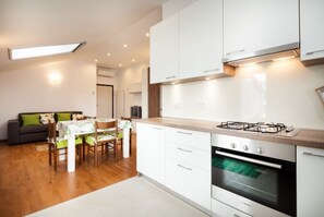 Fridge, oven, dishwasher, coffee/tea maker