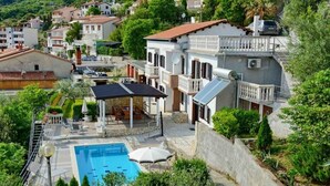 Un quartier résidentiel doté d’une piscine, d’un patio couvert et offrant une vue sur les maisons voisines.
